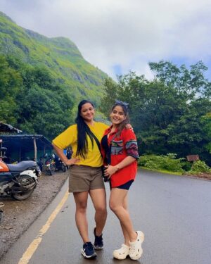 Anjali Jain Instagram - The Unplanned Perfect trip🏔️🌅🌊🤍
With perfect log❤️
#explore #travel #friends #taminighat