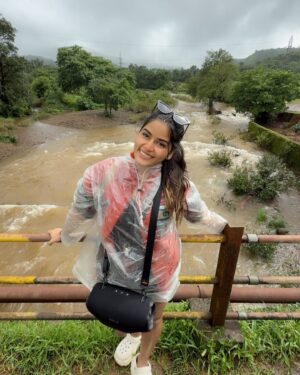 Anjali Jain Instagram - The Unplanned Perfect trip🏔️🌅🌊🤍
With perfect log❤️
#explore #travel #friends #taminighat