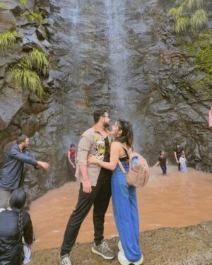 Anjali Jain Instagram - The Unplanned Perfect trip🏔️🌅🌊🤍
With perfect log❤️
#explore #travel #friends #taminighat