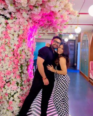 Anjali Jain Instagram - I think they call this LOVE💖
In love with my attire 🖤
Thankyou @premium_quality_stuffs 😍