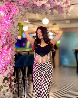 Anjali Jain Instagram - I think they call this LOVE💖
In love with my attire 🖤
Thankyou @premium_quality_stuffs 😍