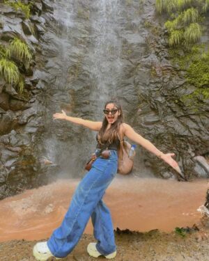 Anjali Jain Instagram - The Unplanned Perfect trip🏔️🌅🌊🤍
With perfect log❤️
#explore #travel #friends #taminighat