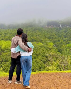 Anjali Jain Instagram - The Unplanned Perfect trip🏔️🌅🌊🤍
With perfect log❤️
#explore #travel #friends #taminighat