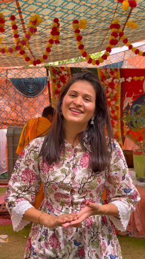 Anjali Kanwer Rajput Instagram - Badi behen =संस्कारी
Chhoti behen=तीखी मिर्च
#mannjain #anjalikanwar #sisterhood #reelexplore