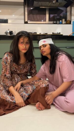 Anjali Kanwer Rajput Instagram - Hoshhh udd gaye🤕 #mannjain #anjalikanwar #sisterbond