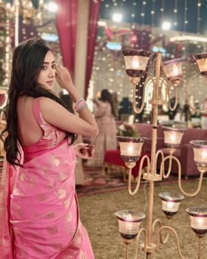 Anjali Krishna Instagram - Did someone say wedding season? 🌺
/
Thankyou for this beautiful sareee
@yavnikaa.official 🤍😍