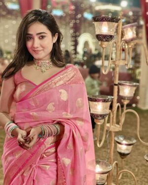 Anjali Krishna Instagram - Did someone say wedding season? 🌺
/
Thankyou for this beautiful sareee
@yavnikaa.official 🤍😍