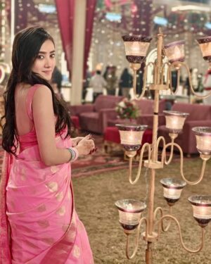 Anjali Krishna Instagram - Did someone say wedding season? 🌺
/
Thankyou for this beautiful sareee
@yavnikaa.official 🤍😍
