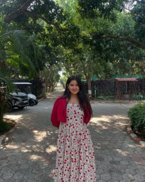 Anjali Sajwan Instagram - In a world of black and white, she is the lady in red♥️✨
.
.
.
.
.
.
.
.
.
.
#pictureoftheday #ootd #fashion #ａｅｓｔｈｅｔｉｃ #aesthetic #transition #fyp #foryou #reddresses #grwm