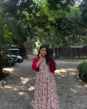Anjali Sajwan Instagram - In a world of black and white, she is the lady in red♥️✨
.
.
.
.
.
.
.
.
.
.
#pictureoftheday #ootd #fashion #ａｅｓｔｈｅｔｉｃ #aesthetic #transition #fyp #foryou #reddresses #grwm