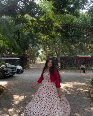 Anjali Sajwan Instagram - In a world of black and white, she is the lady in red♥️✨
.
.
.
.
.
.
.
.
.
.
#pictureoftheday #ootd #fashion #ａｅｓｔｈｅｔｉｃ #aesthetic #transition #fyp #foryou #reddresses #grwm