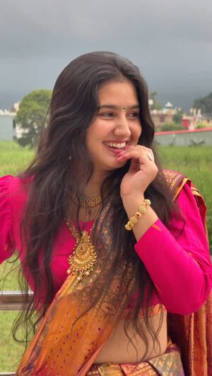 Anjali Sajwan Instagram - Can you all suggest a caption for this??
.
.
.
.
.
.
.
.
.
.
.
.
#southindiansreels #fyp #fashionista #fashion #lookrecreation #paramsundari #sundari #pahadi #pardesiya #vacchindama #inkeminkeminkemkaavaale #transition #southindian #telugu #telugusong #tamil #southindianfashion