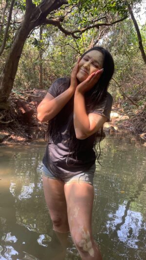 Anjali Sajwan Instagram - Kabhi aise atrangi Kaam Kre hain?🫣✨
.
.
.
.
.
.
.
.
.
.
.
.
.
.
.
.
.
.
#mudbath #mudbathinggoa #secretspot #hiddenwaterfall #goasecrets #goa #goabeach #goavibes #goatrip #beach #beachwear #thingstodoingoa #arambolbeach #weekendishere #delhi #delhiuniversity #delhigirls #delhigram #delhifoodblogger #bagabeach #titoslane #uttarakhand #minivlog #ownvoice #dailyvlog #pahadan #pahadi #vacation #mudbath