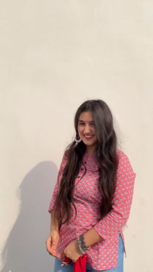 Anjali Sajwan Instagram - Shudh-desi look🌸✨
👗: @lehza_of_mewar
.
.
.
.
.
.
.
.
.
.
.
.
.
.
.
.
.
.
.
.
#transition #transitionreels #kurtilover #kurti #kurtitransition #desilook #ethnic #fashion #fyp #fypage #summerfits #summerkurti #kurtistyle #fashiongram #ootd #grwm #jaihind #prettylittlebaby