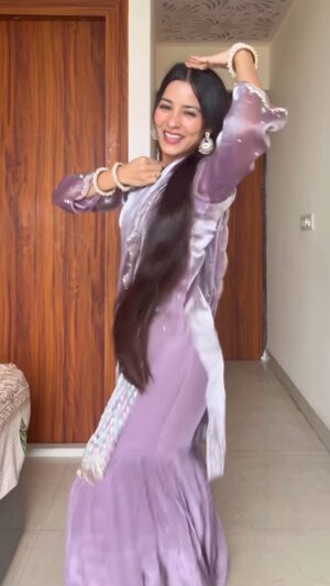 Anju Mor Instagram - Am I late for this?🥺
.
.
.
#anjumor #anjumordance #anju #punjabi #punjabisong #punjabidance