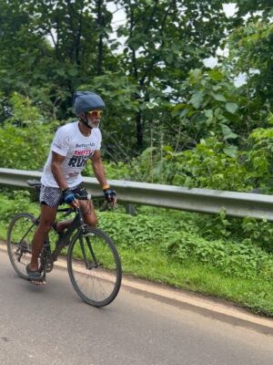 Ankita Konwar Instagram - Day 2&3 just hills, hills, hills 😬 ghat pe ghat, ghat pe ghat, to paraphrase an old dialogue 😜 90km cycling and 20km running for 3 consecutive days so far, feels amazing !! Lots of  pushups for selfies .. meeting fitter Indians on the way 😀 people often ask me, Kyu karte ho itna, Marna hi toh hai - but I think if I haven’t explored the limits of the potential of mind and body at every age, I haven’t really lived or shown gratitude for the amazing gifts I have recieved from the almighty😀 #fitindianrun #mumbai2goa