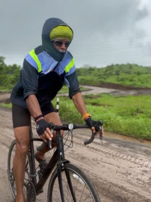 Ankita Konwar Instagram - Day 2&3 just hills, hills, hills 😬 ghat pe ghat, ghat pe ghat, to paraphrase an old dialogue 😜 90km cycling and 20km running for 3 consecutive days so far, feels amazing !! Lots of  pushups for selfies .. meeting fitter Indians on the way 😀 people often ask me, Kyu karte ho itna, Marna hi toh hai - but I think if I haven’t explored the limits of the potential of mind and body at every age, I haven’t really lived or shown gratitude for the amazing gifts I have recieved from the almighty😀 #fitindianrun #mumbai2goa