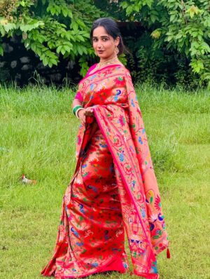 Ankita Raut Instagram - Maz saglyat pahil & favourite saree page ..❤️
.
Beautiful saree by - @swastik_paithani5061
.
.
#ankitaraut #artist #viral #paithani