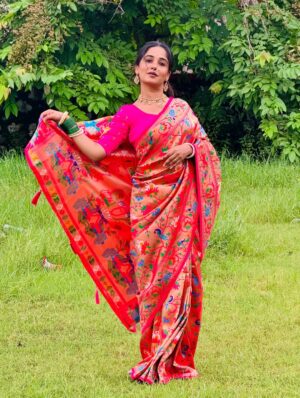 Ankita Raut Instagram - Maz saglyat pahil & favourite saree page ..❤️
.
Beautiful saree by - @swastik_paithani5061 
.
.
#ankitaraut #artist #viral #paithani