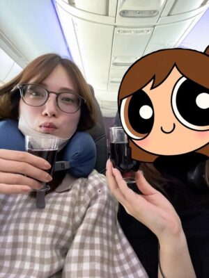 Anna Iriyama Instagram - 忘れぬうちに少しずつ、アルバニアの #旅備忘録 。
(なんか自分の旅ハッシュタグつくりたいな🙈)
アルバニアと言いつつ、乗り継ぎのドーハの空港の写真!
ドーハ空港、今まで行った世界中の空港の中で1番綺麗で広くて楽しかった!また乗り継ぎしたい!!笑
安定の機内スタイル、牛乳瓶の底メガネ&マスク(別人すぎ?)で次の乗り継ぎ地・ローマに向けて乾杯☻
友達はChatGPTでパワパフ風にしてもらった👱🏻♀️笑