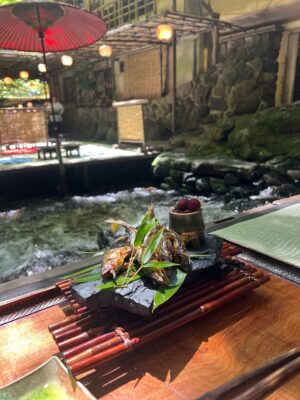 Anna Iriyama Instagram - 1年前初めて京都の川床に行ったんだ♪
また行きたいな〜って思ってたら、写真あげてなかったこと思い出した！笑

そのあと貴船神社でおみくじ引いたら大吉だった☻🫶🏻

En Kioto hay una tradición muy bonita llamada kawayuka/kawadoko, donde puedes comer en una plataforma instalada sobre el río.
Es algo típico en verano, porque el sonido del agua y la brisa hacen que la experiencia sea súper fresca y relajante. 🎐🍃
Por cierto, saben qué significa este emoji“🎐”??