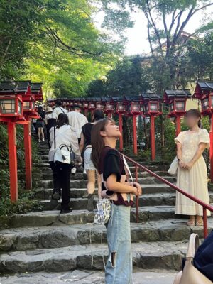 Anna Iriyama Instagram - 1年前初めて京都の川床に行ったんだ♪
また行きたいな〜って思ってたら、写真あげてなかったこと思い出した！笑

そのあと貴船神社でおみくじ引いたら大吉だった☻🫶🏻

En Kioto hay una tradición muy bonita llamada kawayuka/kawadoko, donde puedes comer en una plataforma instalada sobre el río.
Es algo típico en verano, porque el sonido del agua y la brisa hacen que la experiencia sea súper fresca y relajante. 🎐🍃
Por cierto, saben qué significa este emoji“🎐”??
