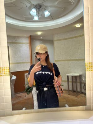Anna Iriyama Instagram - 8月に宮崎の祖父母が住んでいた家に行きました☻
親戚にも久しぶりに会って、わたしたちが子供の頃のアルバムとか、叔父叔母みんなの結婚式のアルバムとか見せてもらった📷
あと10年以上前のわたしのカレンダー貼ってあってびっくりした🤣
3枚目は従姉妹が「あんちゃん達に絶対あげたいって思ってぇ」ってくれた可愛いTシャツ☺️
お盆には実家に帰って
可愛い可愛い甥っ子たちに会ってパワーチャージしたよ💖