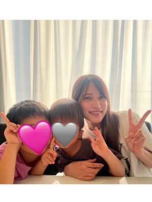 Anna Iriyama Instagram - 8月に宮崎の祖父母が住んでいた家に行きました☻
親戚にも久しぶりに会って、わたしたちが子供の頃のアルバムとか、叔父叔母みんなの結婚式のアルバムとか見せてもらった📷
あと10年以上前のわたしのカレンダー貼ってあってびっくりした🤣
3枚目は従姉妹が「あんちゃん達に絶対あげたいって思ってぇ」ってくれた可愛いTシャツ☺️
お盆には実家に帰って
可愛い可愛い甥っ子たちに会ってパワーチャージしたよ💖