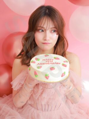 Anna Iriyama Instagram - 🩷🖤🩷🖤🩷
デビュー15周年を記念した“15th ANNiversAry Goods”が発売になりました💐✨
わたしはいちごの国から来ていたことがあり((大BIG黒歴史))、“15”周年とかけていちごの国のお姫様風に👸🏼🍓🤛🏻
そんな可愛いテイストのSweetとクールテイストのClassicの2種展開で、アクリルキーホルダー・ステッカー・生写真をつくりました💖
ランダムで全アイテム(各デザイン)ごとに1つだけサイン入りが封入されています〜!!
詳細&購入はこちらから↓
https://annairiyama.com/products
(ストーリー&プロフィール欄から飛べます)
■受注期間
2025年7月1日(火)〜7月13日(日)23:59
■発送予定
2025年8月下旬〜9月上旬頃より順次発送
この機会にしかゲットできないアイテム、ぜひぜひお手元に迎えてくださると嬉しいです〜☺️🖤🩷
