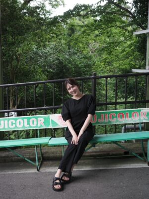 Anna Iriyama Instagram - 先月友人たちのワーケーションに乗っかって富士へ🗻
大自然浴びて、友達の祖父母宅へお邪魔してばぁばの豪勢な手料理を振る舞ってもらって、久しぶりのさわやかに行って🍽️、牧場にも行った!
(道すがら見かけた猫の看板、前回の投稿で載せればよかった🥹)
よきリフレッシュ旅でした🍃
みんなは最近リフレッシュしたこと何かありますか?
あ、富士山は雲が多くて見れなかった🥹笑
El mes pasado me uní a la workation de mis amigas y nos fuimos a Fuji 🗻
Pura naturaleza, fuimos a casa de los abuelitos de una amiga (y la abuela nos preparó una comida casera increíble🫶🏻), y también fuimos a un rancho.
Viajecito que me recargó la vida 😌🍃
¿Y el Fuji? Bien, gracias… no se dejó ver por el clima 😭🤣
