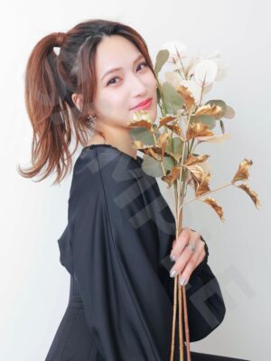 Anna Iriyama Instagram - 🩷🖤🩷🖤🩷
デビュー15周年を記念した“15th ANNiversAry Goods”が発売になりました💐✨
わたしはいちごの国から来ていたことがあり((大BIG黒歴史))、“15”周年とかけていちごの国のお姫様風に👸🏼🍓🤛🏻
そんな可愛いテイストのSweetとクールテイストのClassicの2種展開で、アクリルキーホルダー・ステッカー・生写真をつくりました💖
ランダムで全アイテム(各デザイン)ごとに1つだけサイン入りが封入されています〜!!
詳細&購入はこちらから↓
https://annairiyama.com/products
(ストーリー&プロフィール欄から飛べます)
■受注期間
2025年7月1日(火)〜7月13日(日)23:59
■発送予定
2025年8月下旬〜9月上旬頃より順次発送
この機会にしかゲットできないアイテム、ぜひぜひお手元に迎えてくださると嬉しいです〜☺️🖤🩷