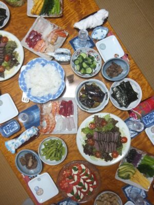 Anna Iriyama Instagram - 先月友人たちのワーケーションに乗っかって富士へ🗻
大自然浴びて、友達の祖父母宅へお邪魔してばぁばの豪勢な手料理を振る舞ってもらって、久しぶりのさわやかに行って🍽️、牧場にも行った!
(道すがら見かけた猫の看板、前回の投稿で載せればよかった🥹)
よきリフレッシュ旅でした🍃
みんなは最近リフレッシュしたこと何かありますか?
あ、富士山は雲が多くて見れなかった🥹笑
El mes pasado me uní a la workation de mis amigas y nos fuimos a Fuji 🗻
Pura naturaleza, fuimos a casa de los abuelitos de una amiga (y la abuela nos preparó una comida casera increíble🫶🏻), y también fuimos a un rancho.
Viajecito que me recargó la vida 😌🍃
¿Y el Fuji? Bien, gracias… no se dejó ver por el clima 😭🤣