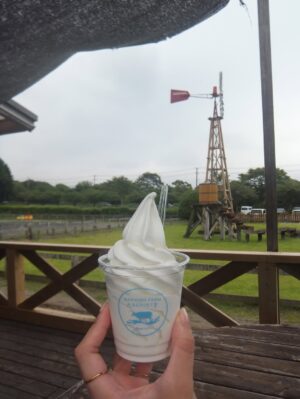 Anna Iriyama Instagram - 先月友人たちのワーケーションに乗っかって富士へ🗻
大自然浴びて、友達の祖父母宅へお邪魔してばぁばの豪勢な手料理を振る舞ってもらって、久しぶりのさわやかに行って🍽️、牧場にも行った!
(道すがら見かけた猫の看板、前回の投稿で載せればよかった🥹)
よきリフレッシュ旅でした🍃
みんなは最近リフレッシュしたこと何かありますか?
あ、富士山は雲が多くて見れなかった🥹笑
El mes pasado me uní a la workation de mis amigas y nos fuimos a Fuji 🗻
Pura naturaleza, fuimos a casa de los abuelitos de una amiga (y la abuela nos preparó una comida casera increíble🫶🏻), y también fuimos a un rancho.
Viajecito que me recargó la vida 😌🍃
¿Y el Fuji? Bien, gracias… no se dejó ver por el clima 😭🤣