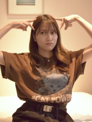 Anna Iriyama Instagram - このあと21:00〜 #放送局占拠 第7話!
ということで化け猫にちなんで、フォルダにいるねこをお届けします🐈
1.2. 猫Tシャツ、猫ポーズ!衣裳合わせのときに偶然これ着てて運命を感じた🐾
3. アルバニア猫
4. トルコ猫
5. 化け猫のお面🐱
6. ふらりと寄ったお祭りで売ってたねこのお面🐱まだオンエアでの面外し前だったけど、勝手に匂わせながら歩いちゃった🤣
今夜は輪入道の正体が明らかに〜!お楽しみに!!🖤