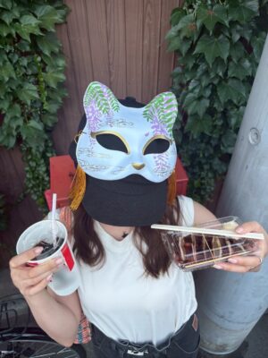 Anna Iriyama Instagram - このあと21:00〜 #放送局占拠 第7話!
ということで化け猫にちなんで、フォルダにいるねこをお届けします🐈
1.2. 猫Tシャツ、猫ポーズ!衣裳合わせのときに偶然これ着てて運命を感じた🐾
3. アルバニア猫
4. トルコ猫
5. 化け猫のお面🐱
6. ふらりと寄ったお祭りで売ってたねこのお面🐱まだオンエアでの面外し前だったけど、勝手に匂わせながら歩いちゃった🤣
今夜は輪入道の正体が明らかに〜!お楽しみに!!🖤