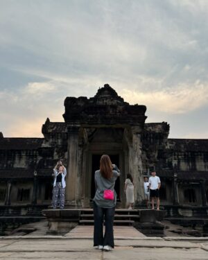 Anna Iriyama Instagram - だいぶ時が経ってしまったカンボジア旅投稿🇰🇭
アンコールワットは本当に壮大で感動したなあ。連日の旅の疲れも残る中、頑張って4時起きして行けてよかった!
見て回り切った頃にはへとへとだったけどねん🫠