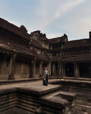 Anna Iriyama Instagram - だいぶ時が経ってしまったカンボジア旅投稿🇰🇭
アンコールワットは本当に壮大で感動したなあ。連日の旅の疲れも残る中、頑張って4時起きして行けてよかった!
見て回り切った頃にはへとへとだったけどねん🫠
