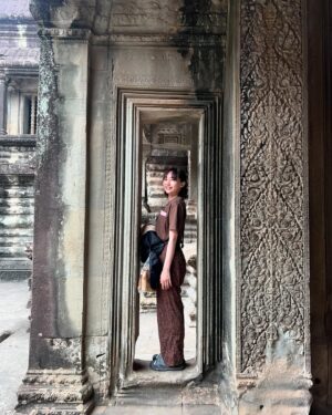 Anna Iriyama Instagram - だいぶ時が経ってしまったカンボジア旅投稿🇰🇭
アンコールワットは本当に壮大で感動したなあ。連日の旅の疲れも残る中、頑張って4時起きして行けてよかった!
見て回り切った頃にはへとへとだったけどねん🫠