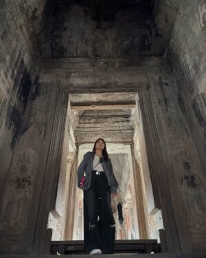 Anna Iriyama Instagram - だいぶ時が経ってしまったカンボジア旅投稿🇰🇭
アンコールワットは本当に壮大で感動したなあ。連日の旅の疲れも残る中、頑張って4時起きして行けてよかった!
見て回り切った頃にはへとへとだったけどねん🫠
