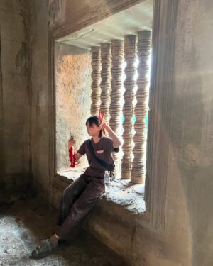 Anna Iriyama Instagram - だいぶ時が経ってしまったカンボジア旅投稿🇰🇭
アンコールワットは本当に壮大で感動したなあ。連日の旅の疲れも残る中、頑張って4時起きして行けてよかった！
見て回り切った頃にはへとへとだったけどねん🫠