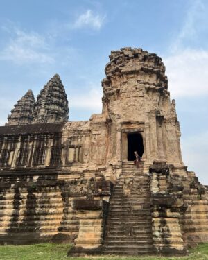 Anna Iriyama Instagram - だいぶ時が経ってしまったカンボジア旅投稿🇰🇭
アンコールワットは本当に壮大で感動したなあ。連日の旅の疲れも残る中、頑張って4時起きして行けてよかった!
見て回り切った頃にはへとへとだったけどねん🫠