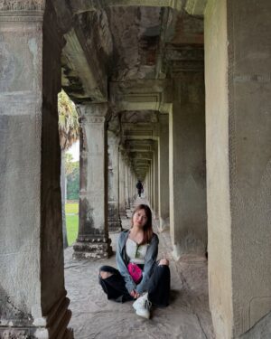 Anna Iriyama Instagram - だいぶ時が経ってしまったカンボジア旅投稿🇰🇭
アンコールワットは本当に壮大で感動したなあ。連日の旅の疲れも残る中、頑張って4時起きして行けてよかった!
見て回り切った頃にはへとへとだったけどねん🫠