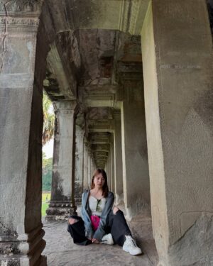 Anna Iriyama Instagram - だいぶ時が経ってしまったカンボジア旅投稿🇰🇭
アンコールワットは本当に壮大で感動したなあ。連日の旅の疲れも残る中、頑張って4時起きして行けてよかった!
見て回り切った頃にはへとへとだったけどねん🫠