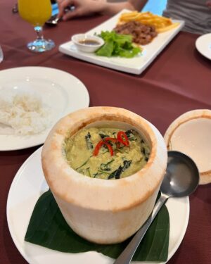 Anna Iriyama Instagram - 🇰🇭

人生でいつかは行ってみたかった場所、アンコールワット。
そのために一泊の弾丸で行ってきたよカンボジア👭🏻♪

到着した日は夕日を見て、パブストリートに行って早めに寝たよ🙂‍↕️翌日は朝日のために4時起床だったからネ🙂‍↕️🙂‍↕️🌙