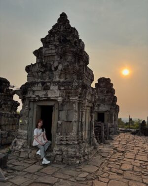 Anna Iriyama Instagram - 🇰🇭
人生でいつかは行ってみたかった場所、アンコールワット。
そのために一泊の弾丸で行ってきたよカンボジア👭🏻♪
到着した日は夕日を見て、パブストリートに行って早めに寝たよ🙂↕️翌日は朝日のために4時起床だったからネ🙂↕️🙂↕️🌙