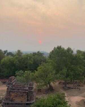 Anna Iriyama Instagram - 🇰🇭
人生でいつかは行ってみたかった場所、アンコールワット。
そのために一泊の弾丸で行ってきたよカンボジア👭🏻♪
到着した日は夕日を見て、パブストリートに行って早めに寝たよ🙂↕️翌日は朝日のために4時起床だったからネ🙂↕️🙂↕️🌙