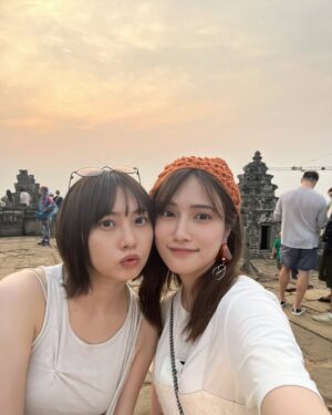 Anna Iriyama Instagram - 🇰🇭
人生でいつかは行ってみたかった場所、アンコールワット。
そのために一泊の弾丸で行ってきたよカンボジア👭🏻♪
到着した日は夕日を見て、パブストリートに行って早めに寝たよ🙂↕️翌日は朝日のために4時起床だったからネ🙂↕️🙂↕️🌙