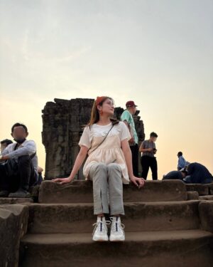 Anna Iriyama Instagram - 🇰🇭

人生でいつかは行ってみたかった場所、アンコールワット。
そのために一泊の弾丸で行ってきたよカンボジア👭🏻♪

到着した日は夕日を見て、パブストリートに行って早めに寝たよ🙂‍↕️翌日は朝日のために4時起床だったからネ🙂‍↕️🙂‍↕️🌙