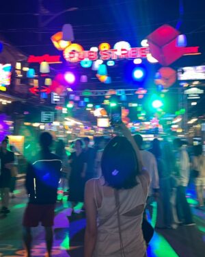 Anna Iriyama Instagram - 🇰🇭
人生でいつかは行ってみたかった場所、アンコールワット。
そのために一泊の弾丸で行ってきたよカンボジア👭🏻♪
到着した日は夕日を見て、パブストリートに行って早めに寝たよ🙂↕️翌日は朝日のために4時起床だったからネ🙂↕️🙂↕️🌙