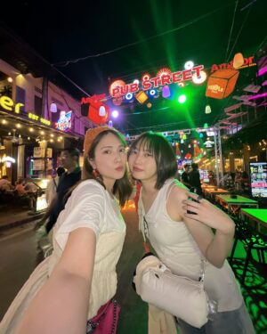Anna Iriyama Instagram - 🇰🇭
人生でいつかは行ってみたかった場所、アンコールワット。
そのために一泊の弾丸で行ってきたよカンボジア👭🏻♪
到着した日は夕日を見て、パブストリートに行って早めに寝たよ🙂↕️翌日は朝日のために4時起床だったからネ🙂↕️🙂↕️🌙